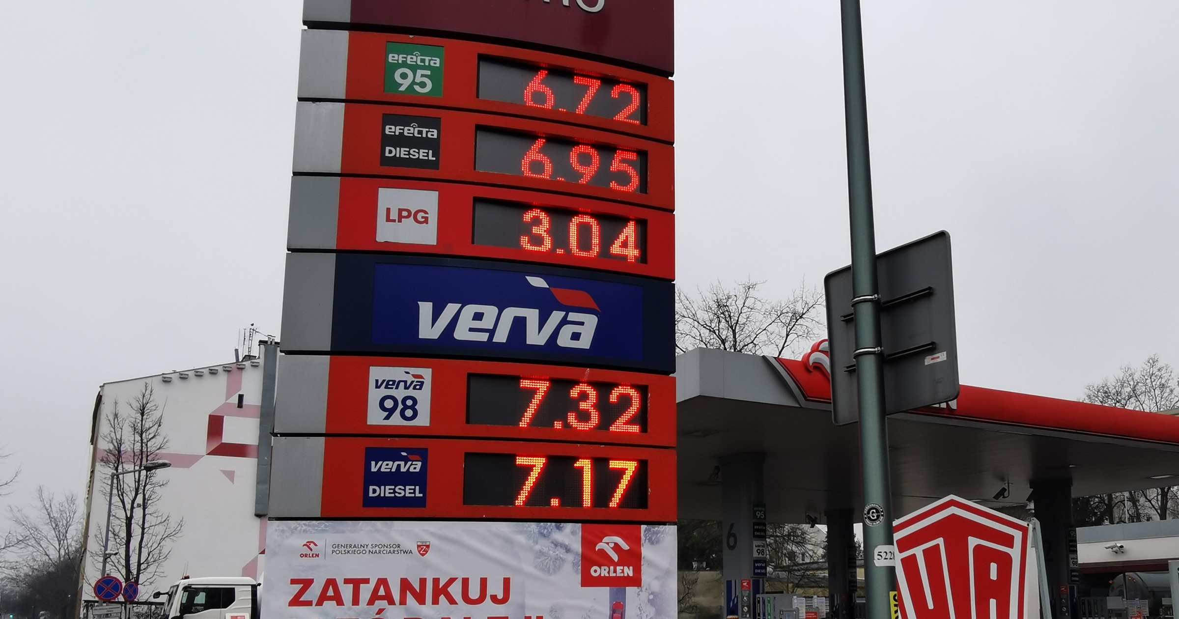 Ceny diesla coraz bliżej 7 zł za litr. Premier Tusk odpowiada w sprawie obietnicy dotyczącej obniżenia cen benzyny