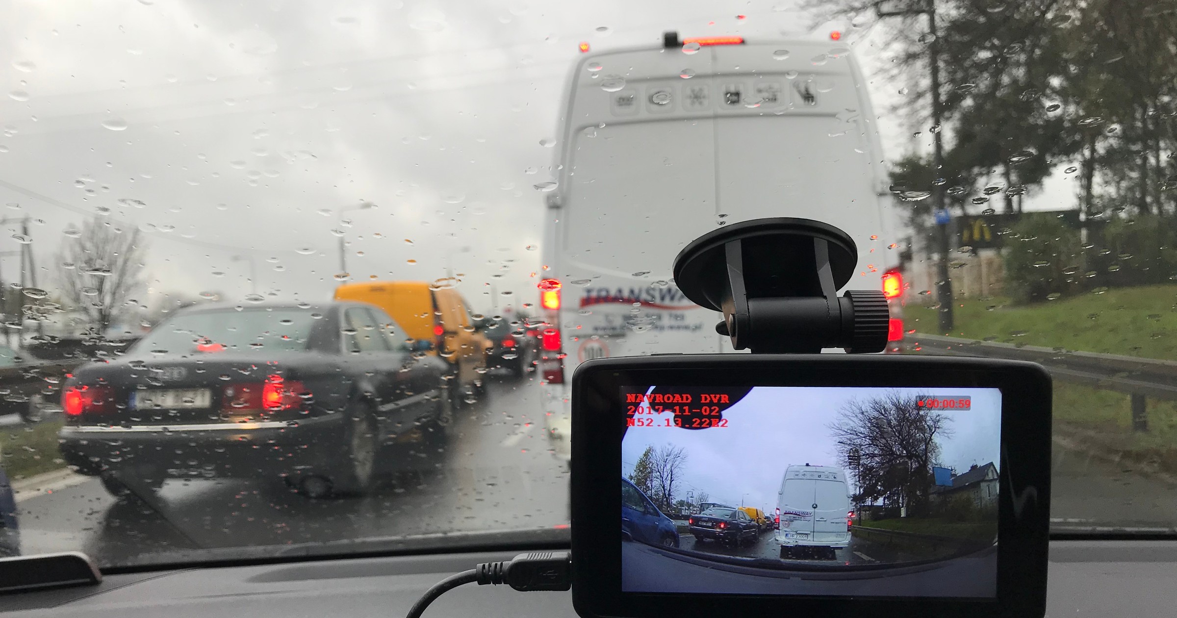 Kamera pod względem możliwości jest porównywalna z urządzeniami za ok 300-400 zł. NavRoad UNI