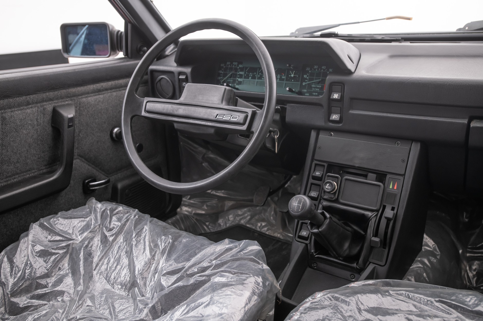 Raz na jakiś czas na rynek trafiają takie perełki: tu np. nowy FSO Polonez 1.5 SLE 1989