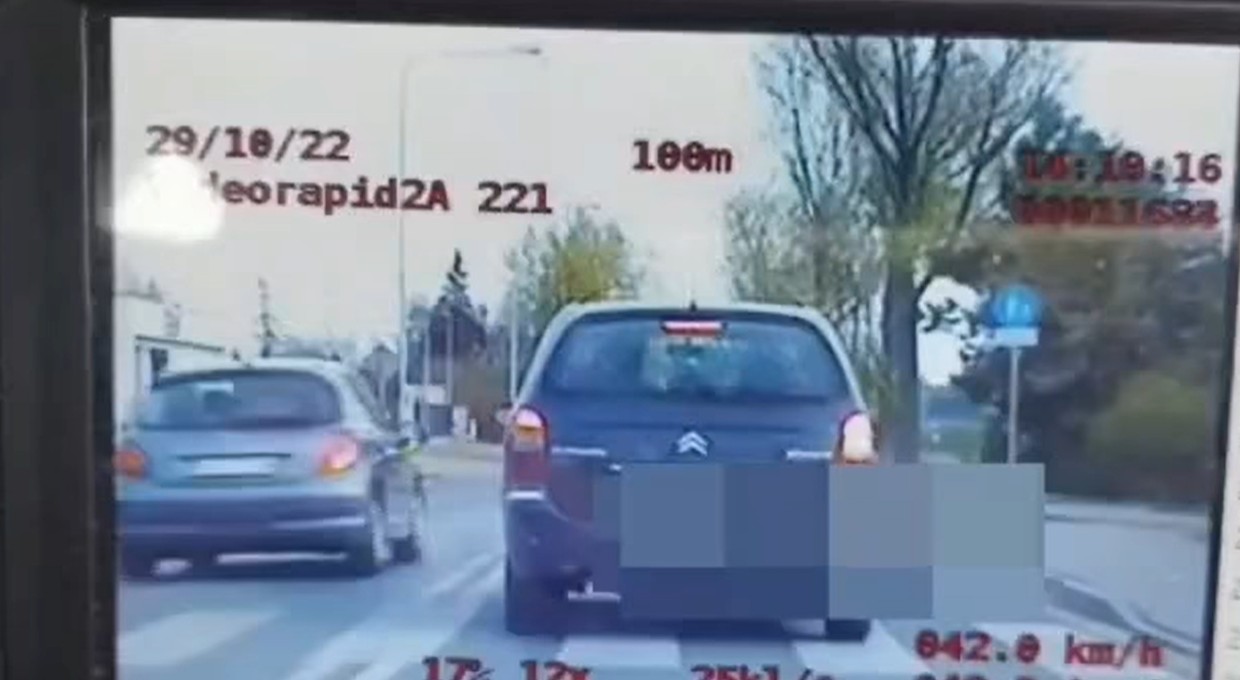 Wyprzedziła radiowóz na pasach. Piratem drogowym okazała się 74-latka [WIDEO]