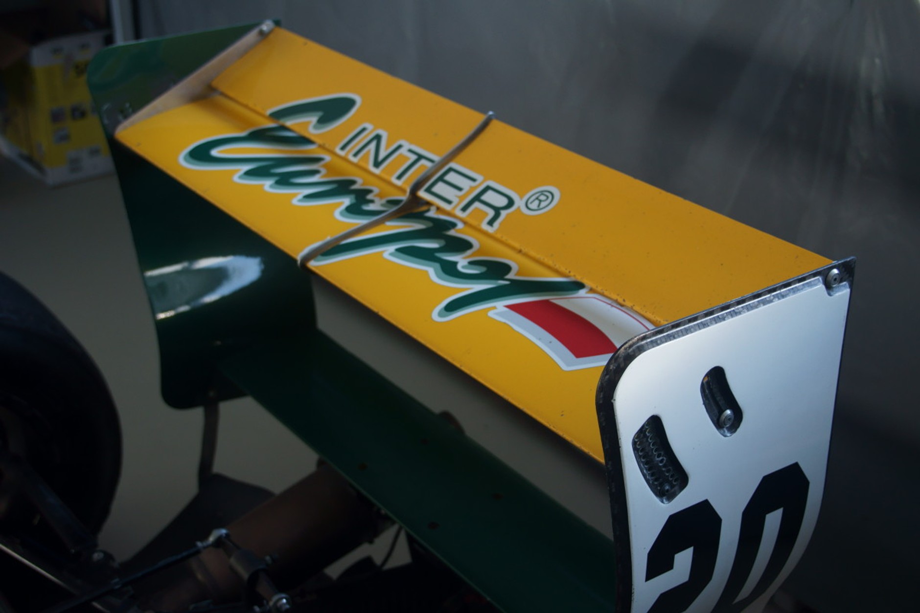 Wcześniejsze bolidy zespołu z wyglądu bardziej przypominały auta Formuły 1.