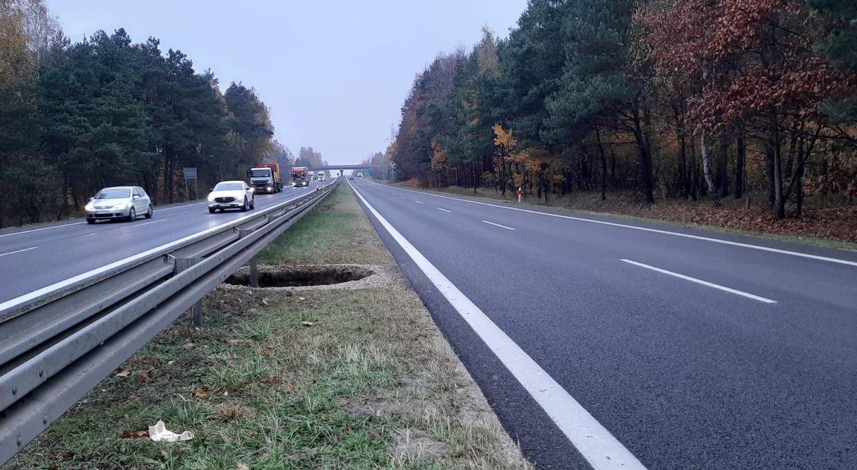 Zagrożenie zapadliskami na DK 94. Mogą być takie wielkości, że wpadnie do nich samochód