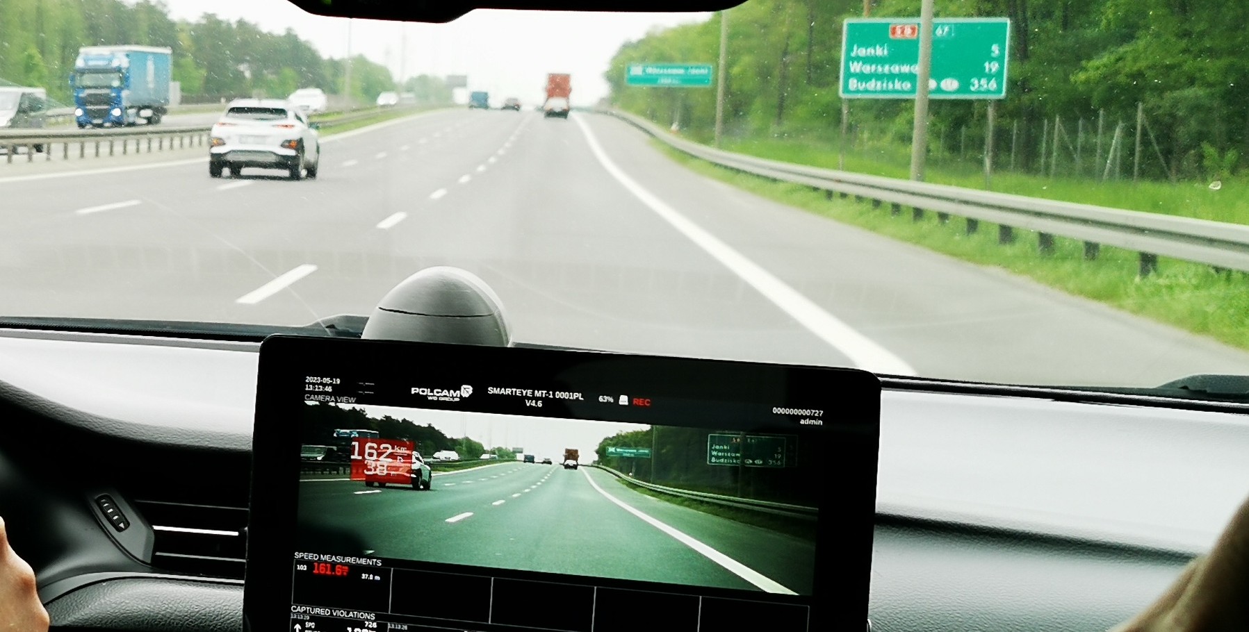 Nudna służba – wystarczy po prostu jechać swoim tempem, a urządzenie rejestruje pojazdy łamiące przepisy. Tu w kadrze znalazł się samochód przekraczający dopuszczalną prędkość o ponad 40 km na godz.