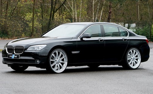 BMW serii 7 na 22-calowych felgach