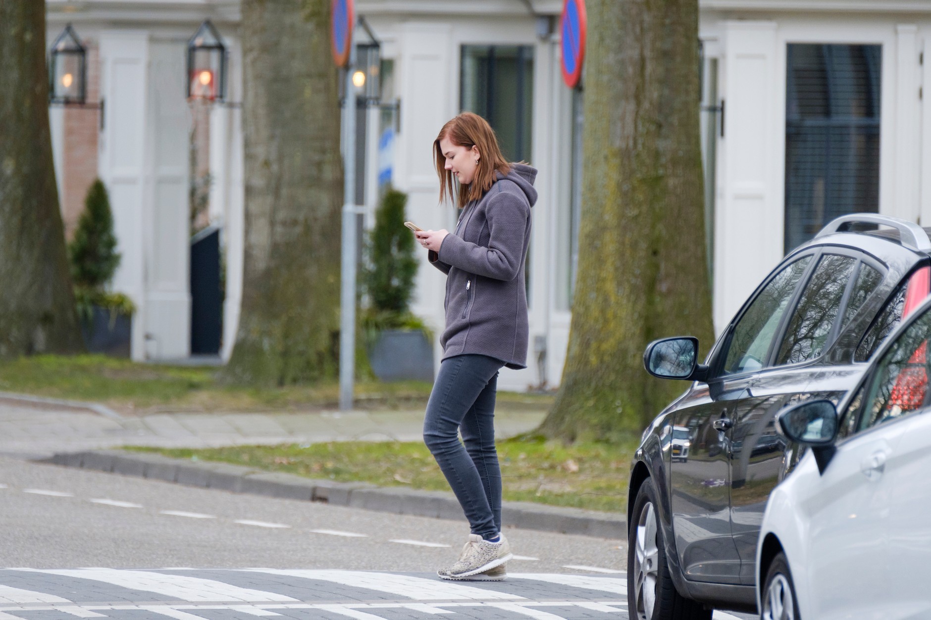 Telefon w ręku pieszego na jezdni? Za to grozi  300 zł mandatu!