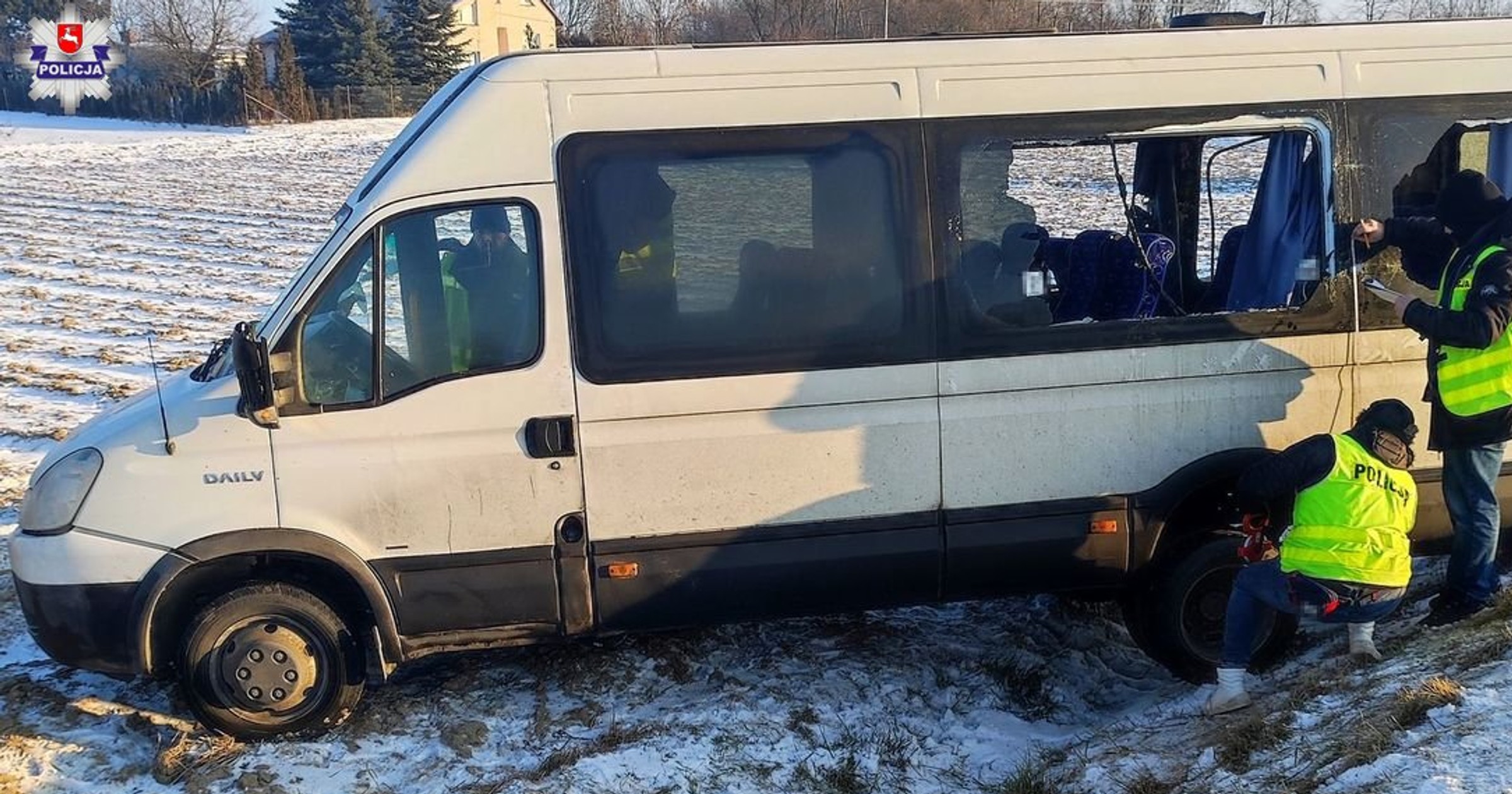Pasażerskie Iveco w rowie