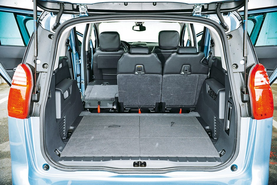 Chevrolet Orlando kontra VW Touran i Peugeot 5008: siedem miejsc na życzenie