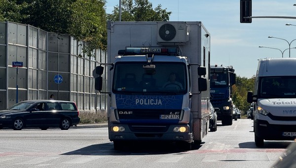 Ciężarówka policyjna z wielkim pudłem z tyłu to istotny element bezpieczeństwa. Jest ich niewiele