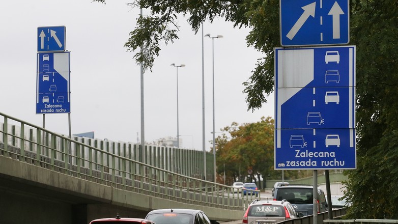 Jak należy się zachować przy zmianie pasa ruchu? Wyjaśniamy