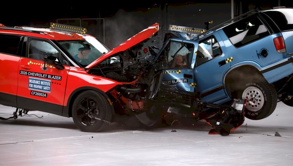Test zderzeniowy Chevroletów Blazerów, które dzieli 30 lat