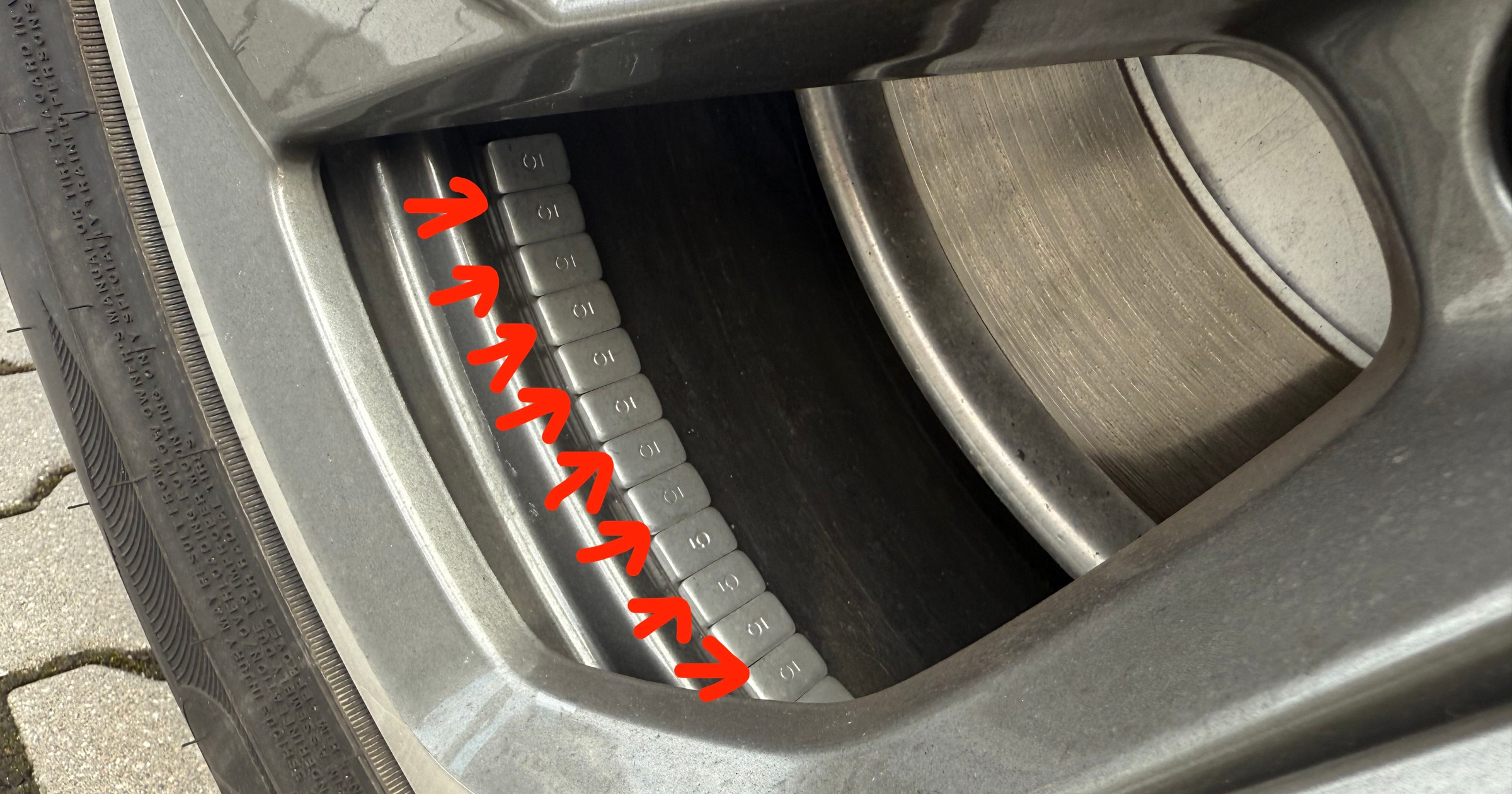 Jeżeli na kole masz tak dużo ciężarków, to prawdopodobnie także cierpisz z powodu wibracji całego samochodu podczas jazdy. Na tym kole były dwa takie paski