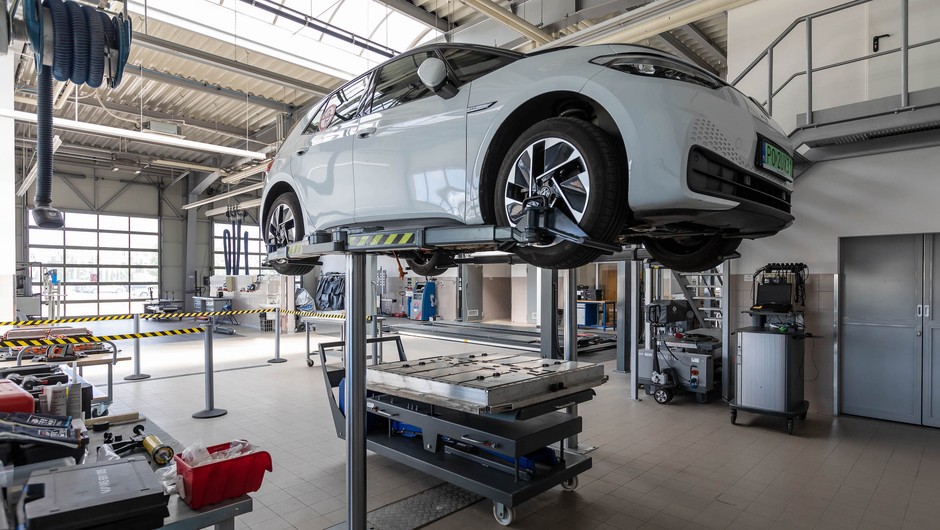 Demontaż akumulatora z Volkswagena ID.3 w Technicznym Centrum Szkoleniowo-Serwisowym w Poznaniu