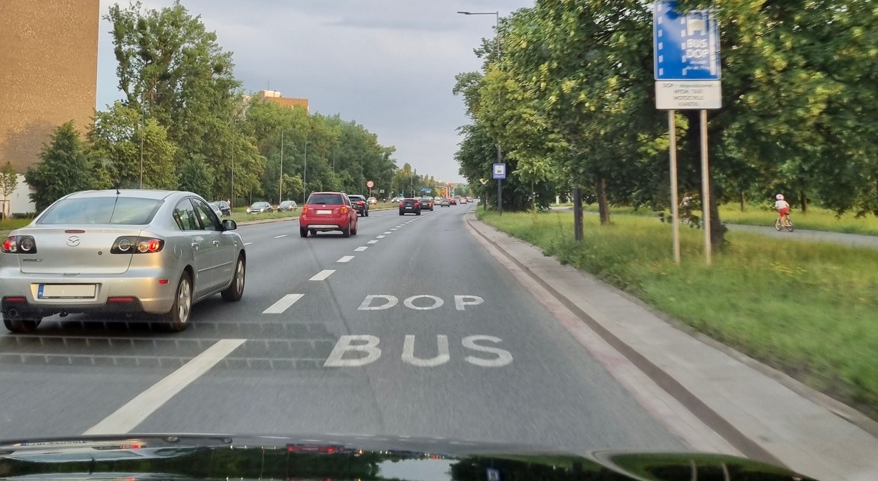 Uprzywilejowany jak samochód na prąd – przedłużono prawo do jazdy po buspasach. A co z parkowaniem?