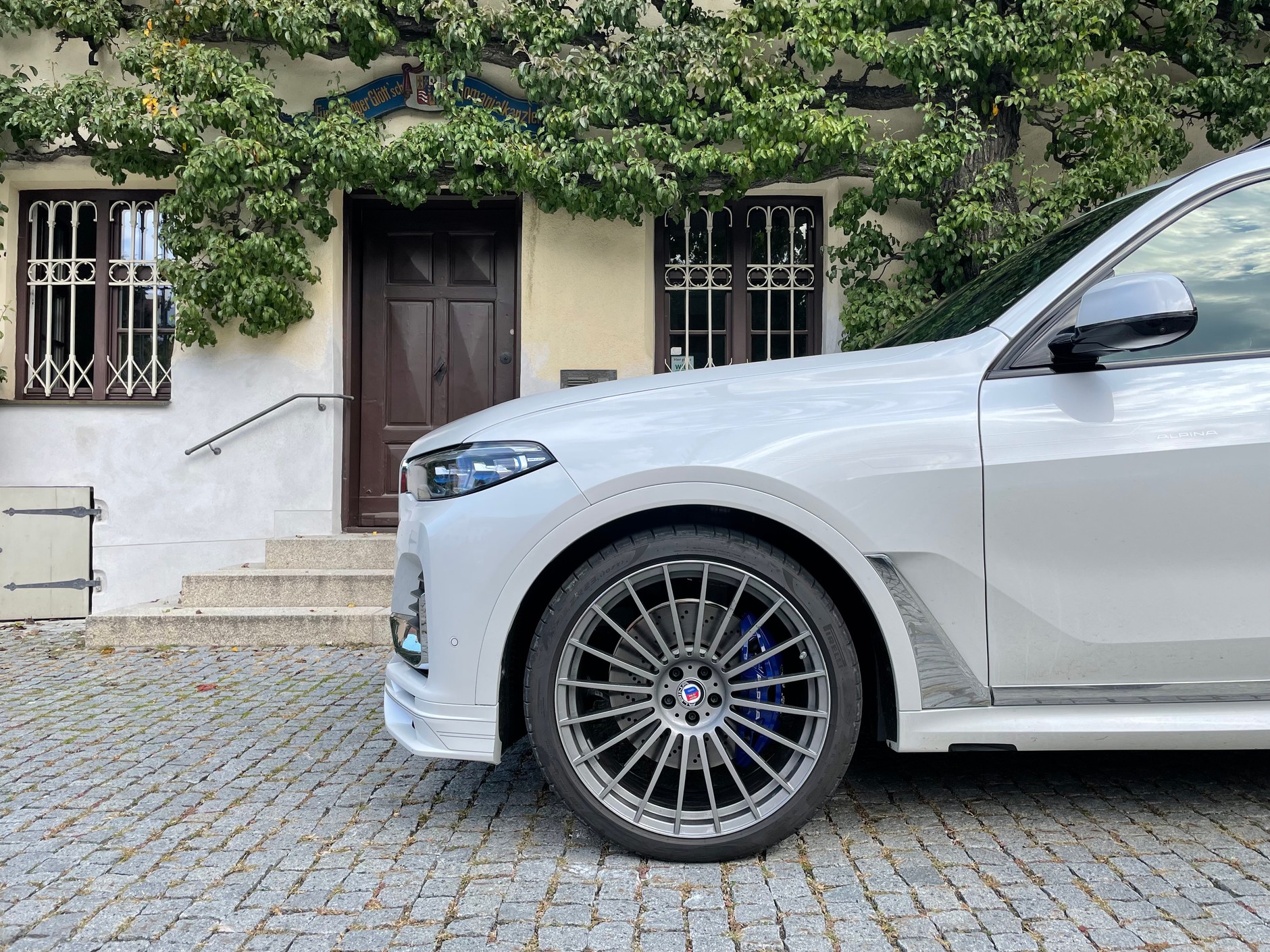 Nawet SUV XB7 ma charakterystyczne dla Alpiny elementy, takie jak 20-szprychowe alufelgi...