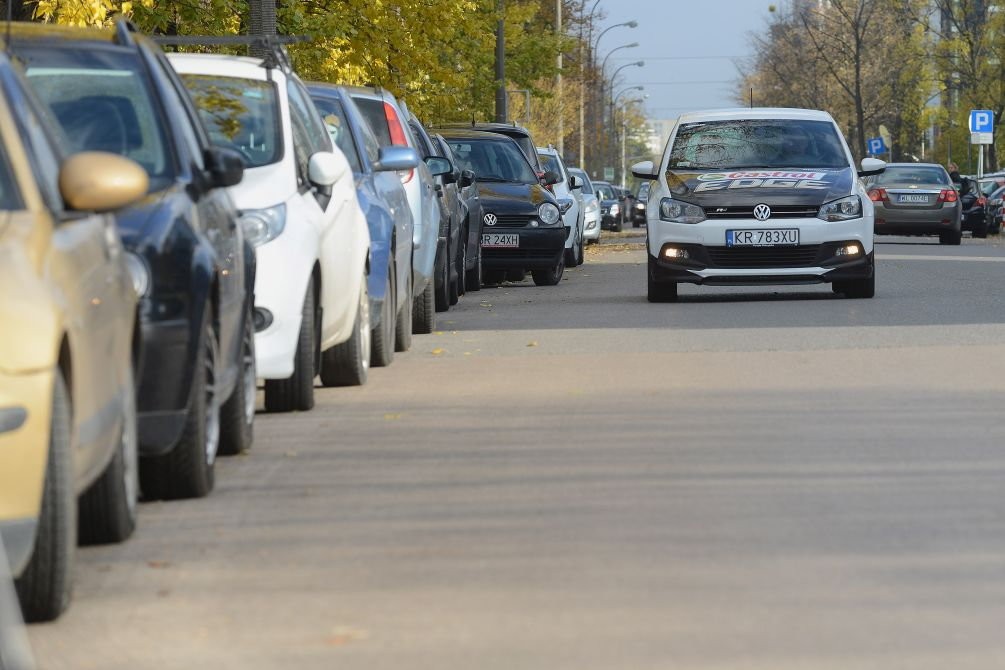 Dojeżdżając do pracy samochodem, musimy się liczyć z długim poszukiwaniem miejsca do parkowania