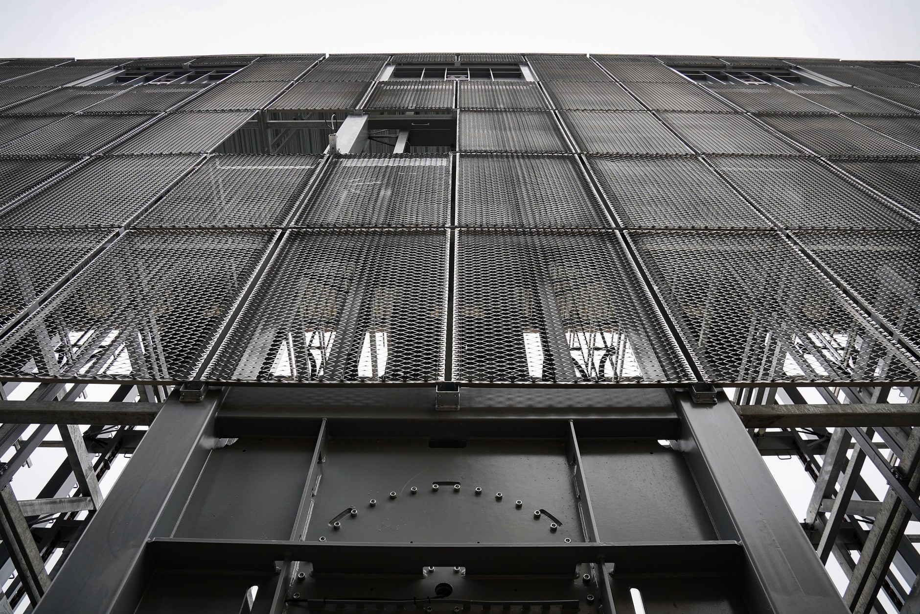 Postęp prac przy budowie zautomatyzowanego piętrowego parkingu w Katowicach