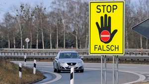 Śmiertelnie groźna jazda pod prąd. Potrzebny dodatkowy znak?