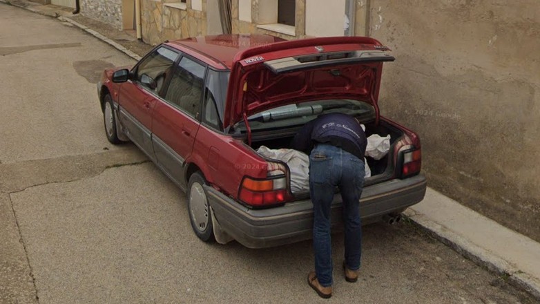 Zdjęcie z Google Street View pokazujące mężczyznę pakującego worek do bagażnika. To może być klucz do odkrycia zagadki