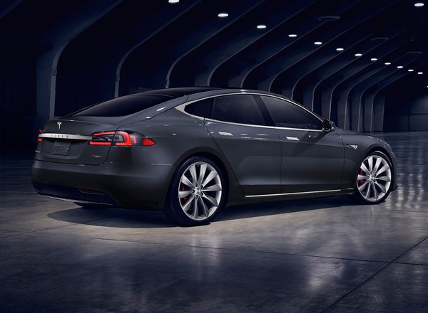 Książę Karol za kierownicą Tesli Model S