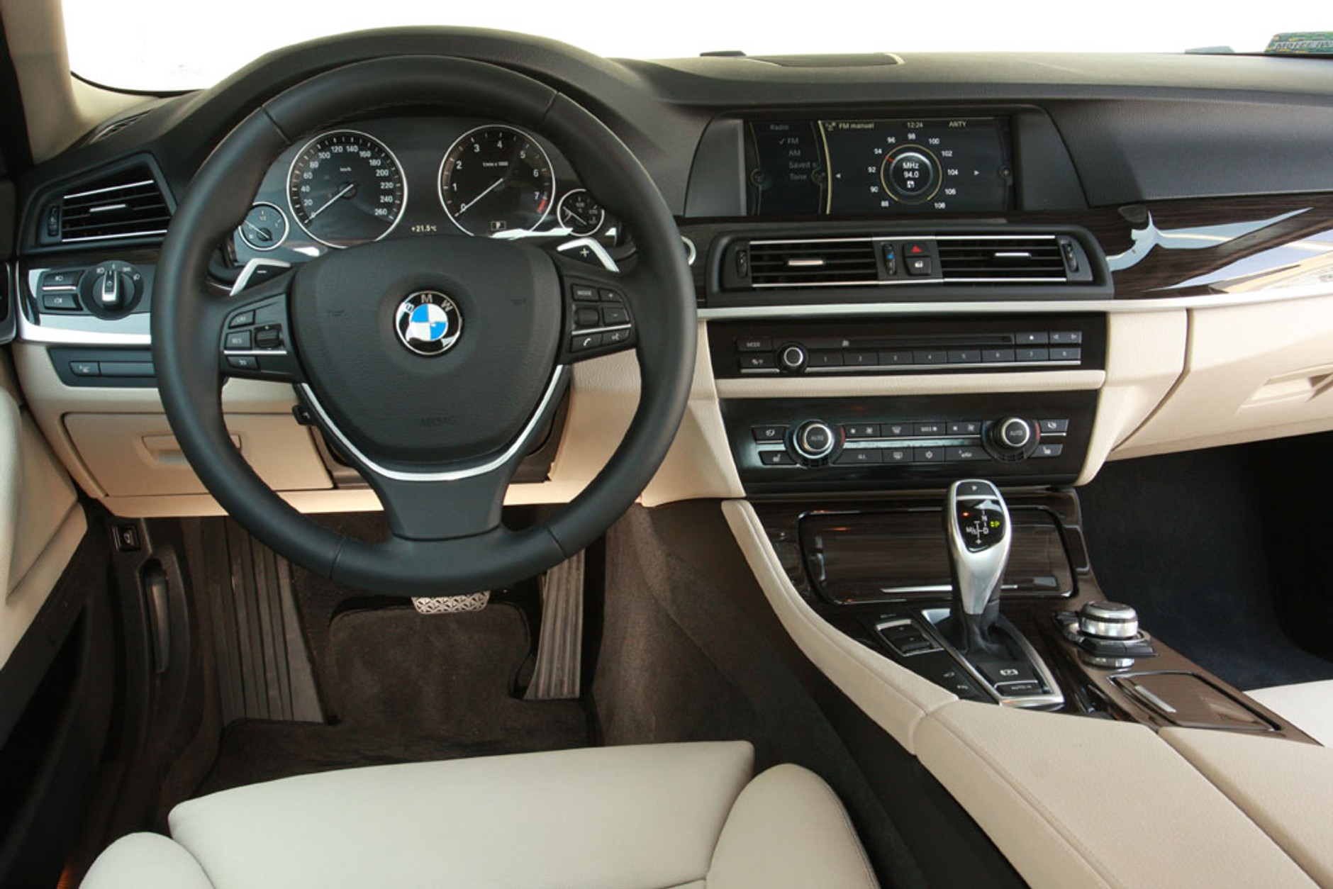 BMW 535i Steptronic: Dyskretny urok drapieżcy