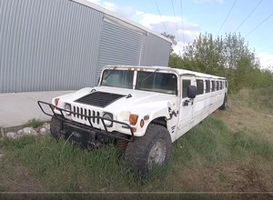 Znaleźli porzuconego przedłużonego Hummera [WIDEO]