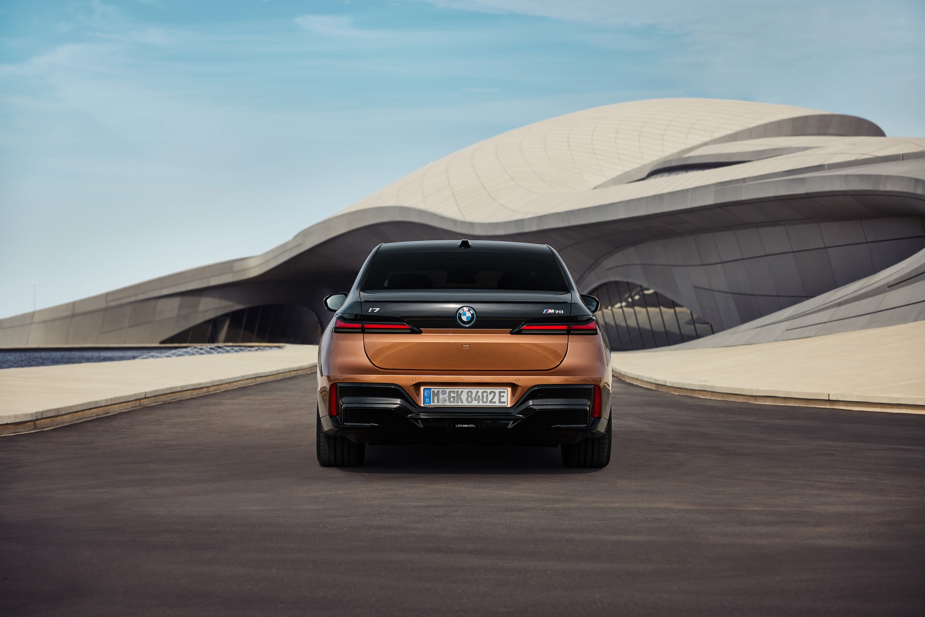 BMW i7 M70