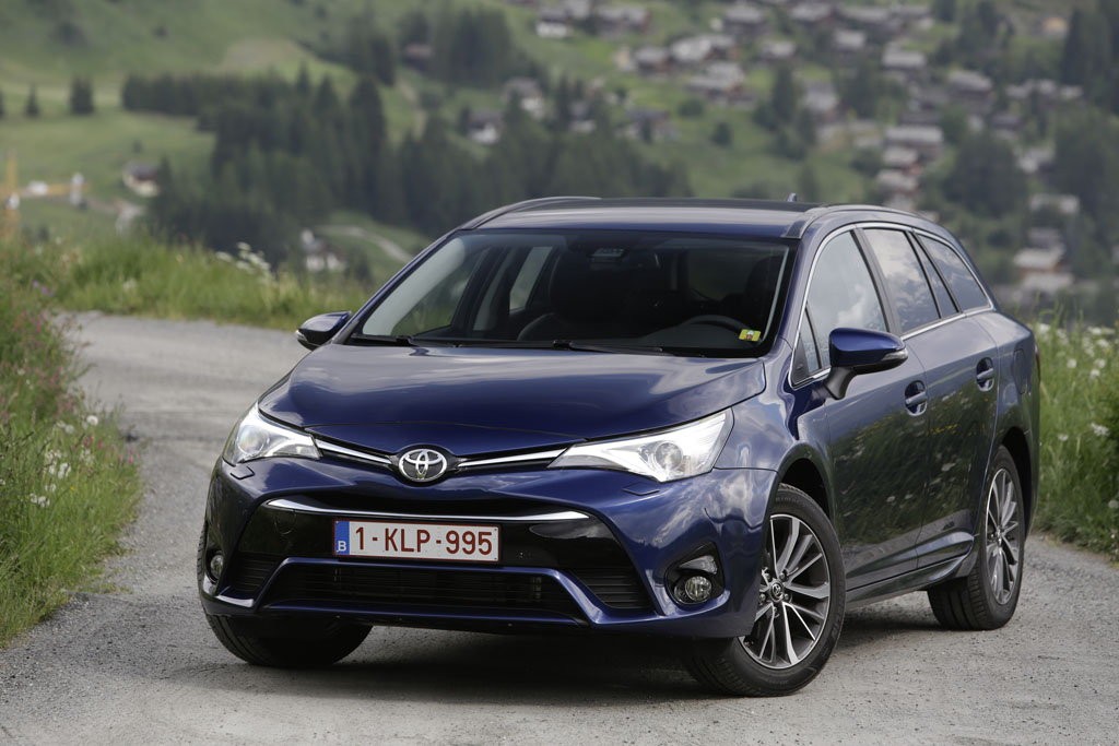Toyota Avensis po liftingu - nie odstaje od konkurentów