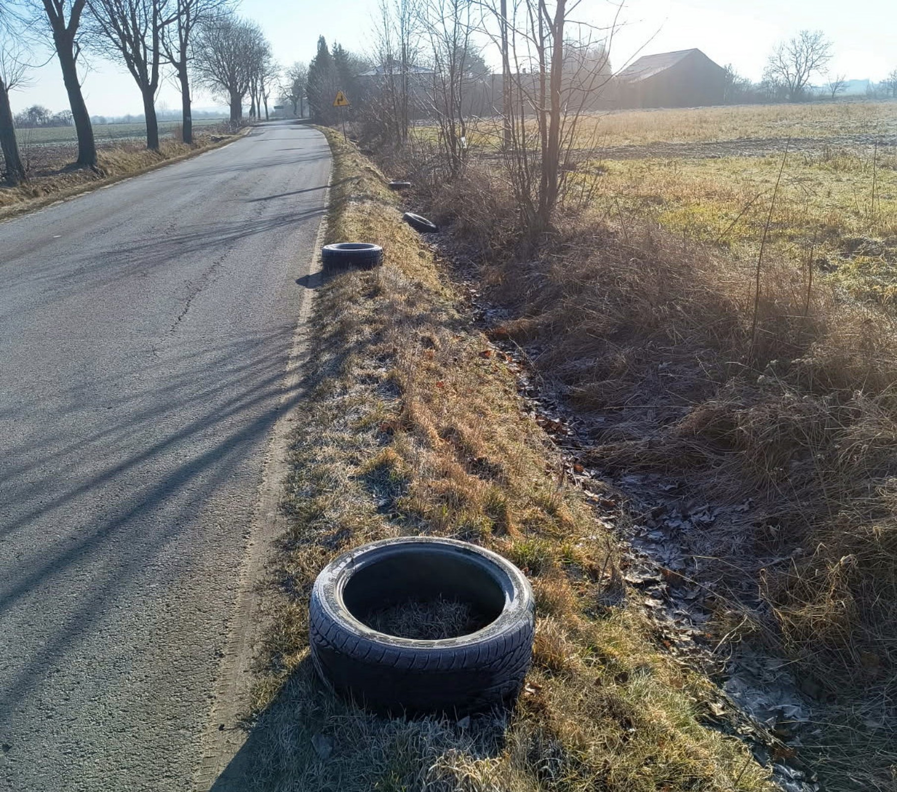 Ktoś masowo wyrzuca stare opony przy drogach