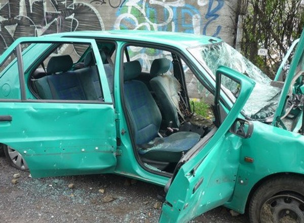Wrak od 7 lat utrudniał życie mieszkańcom. Zniknął, gdy stanął na drodze strażakom