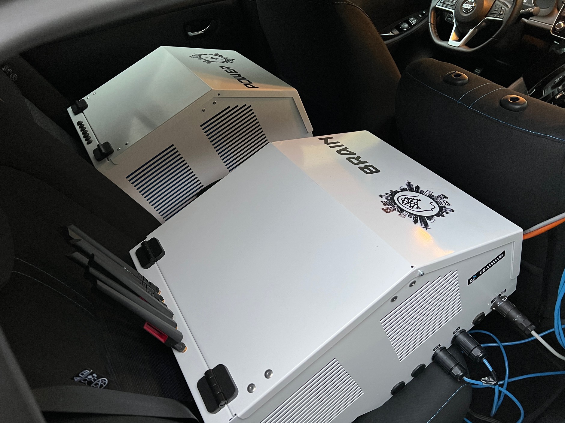 W Warszawie ulice stołecznej strefy płatnego parkowania patroluje dziewięć elektrycznych Nissanów Leafów