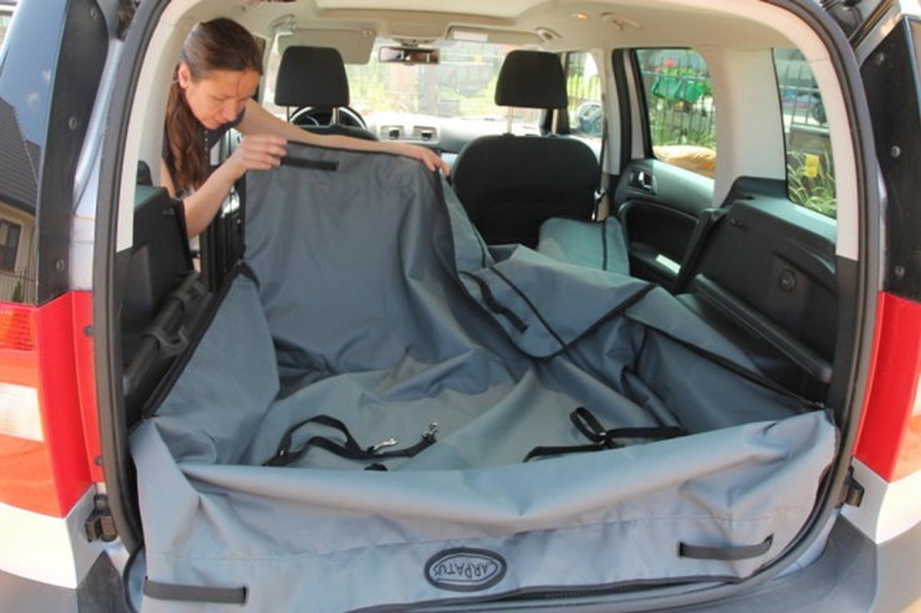 Pies w samochodzie - przyjaciel, czy utrapienie