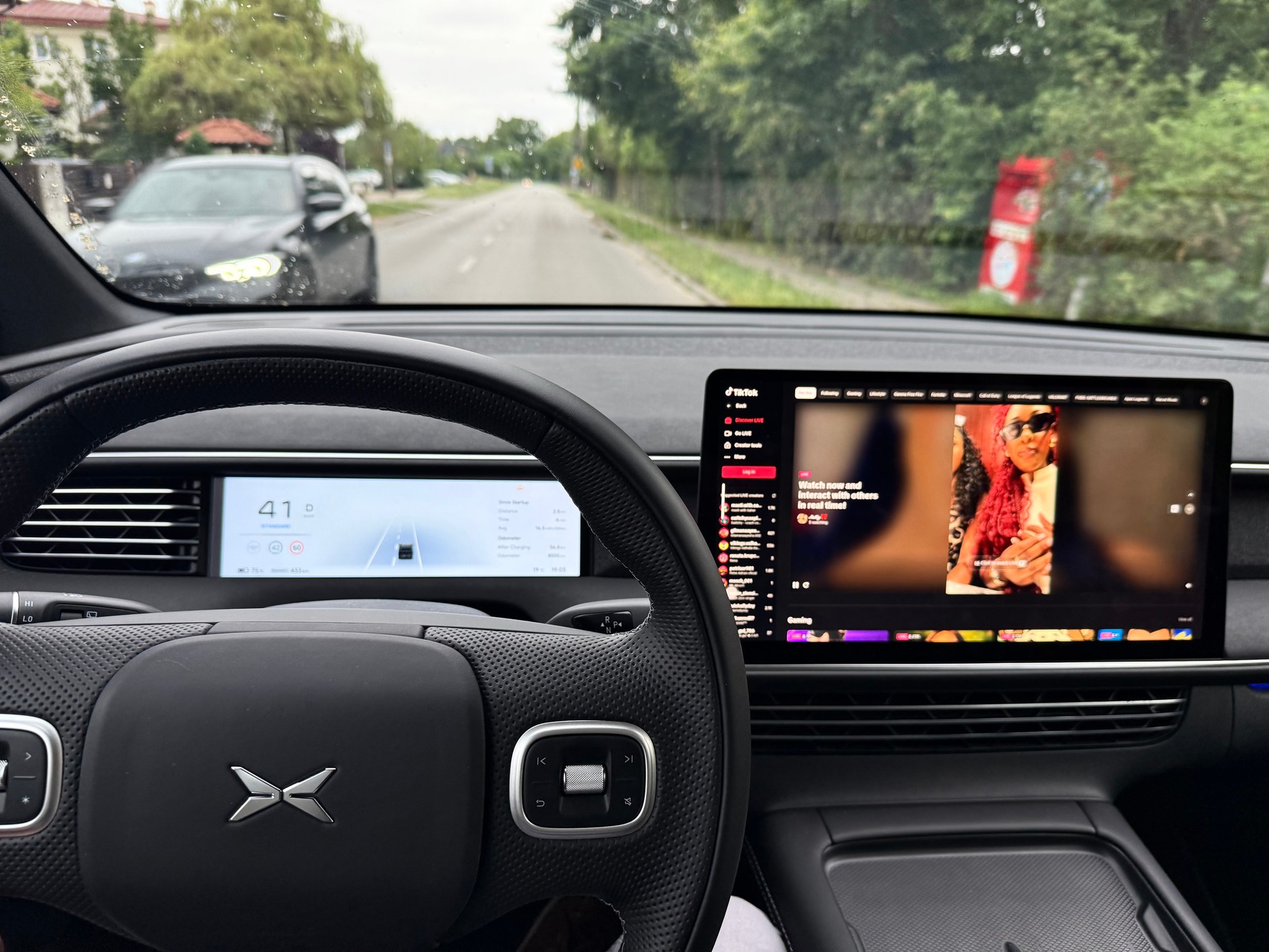 Tik Tok w chińskim samochodzie podczas jazdy – z obrazem i dźwiękiem