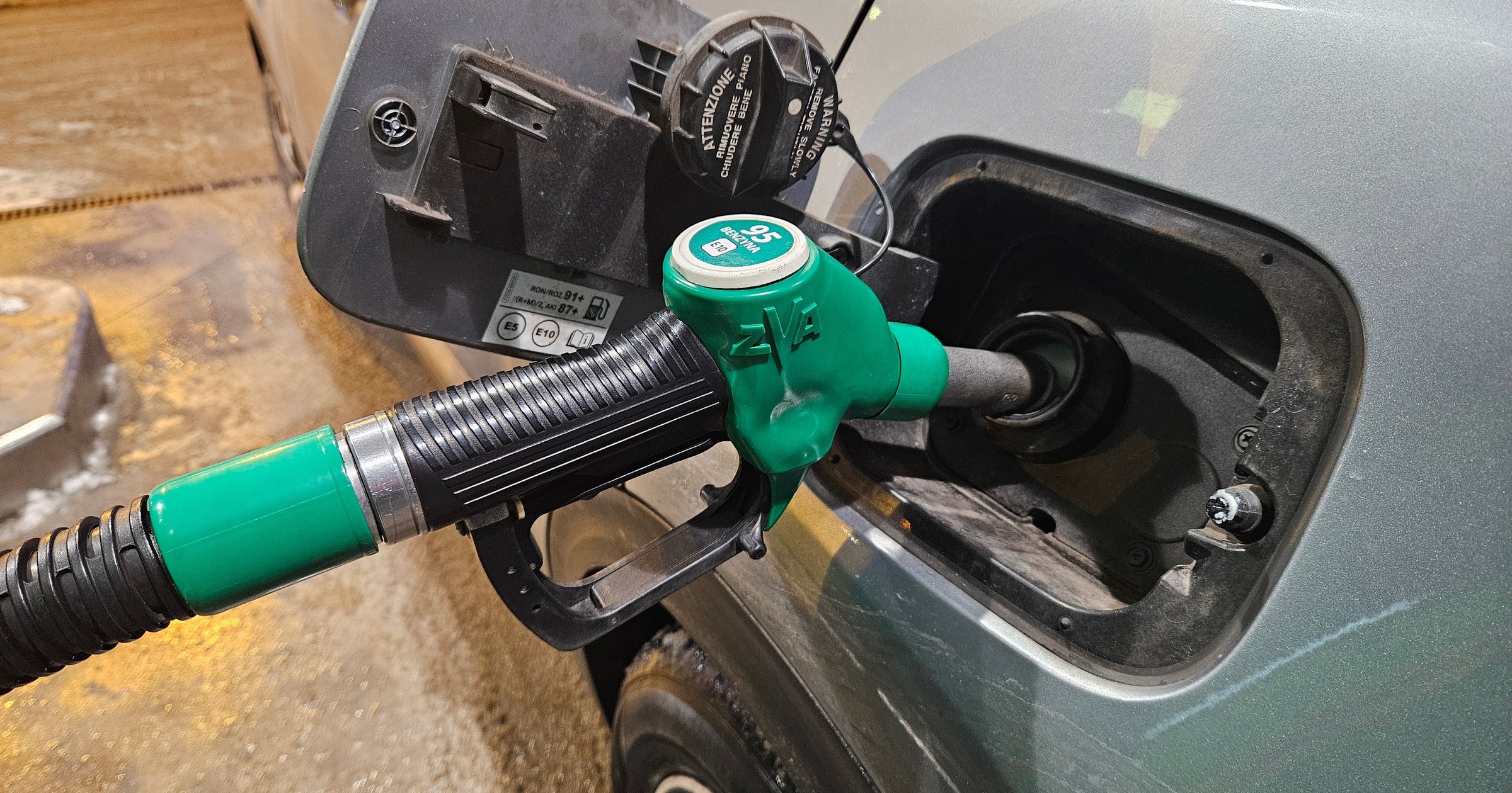 Należy wystrzegać się kilku błędów przy tankowaniu. Zdjęcie ilustracyjne