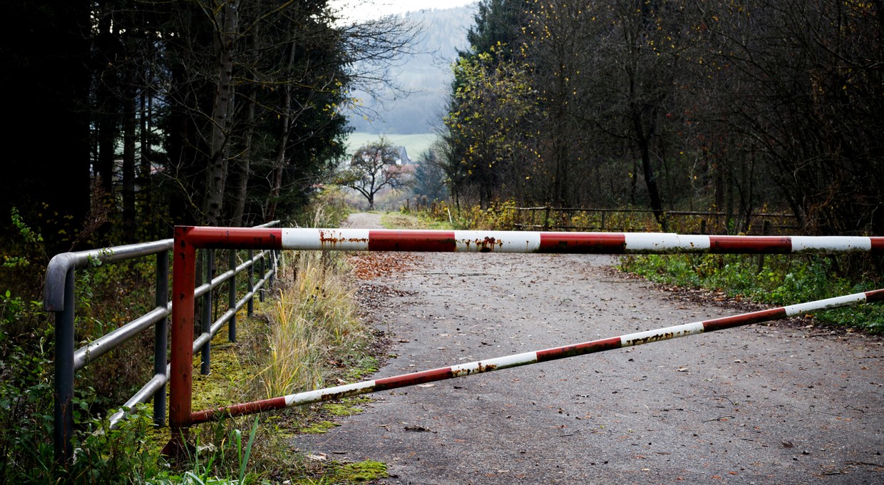 Parkowanie przy szlabanie do lasu. Jaki mandat za to grozi?