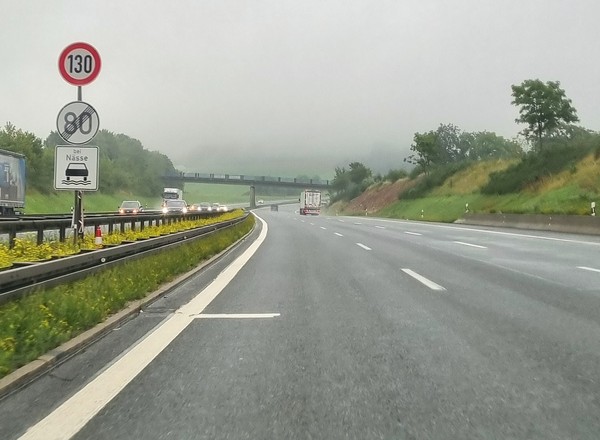 Ograniczenie prędkości "bei Nässe". Kiedy trzeba zwolnić?