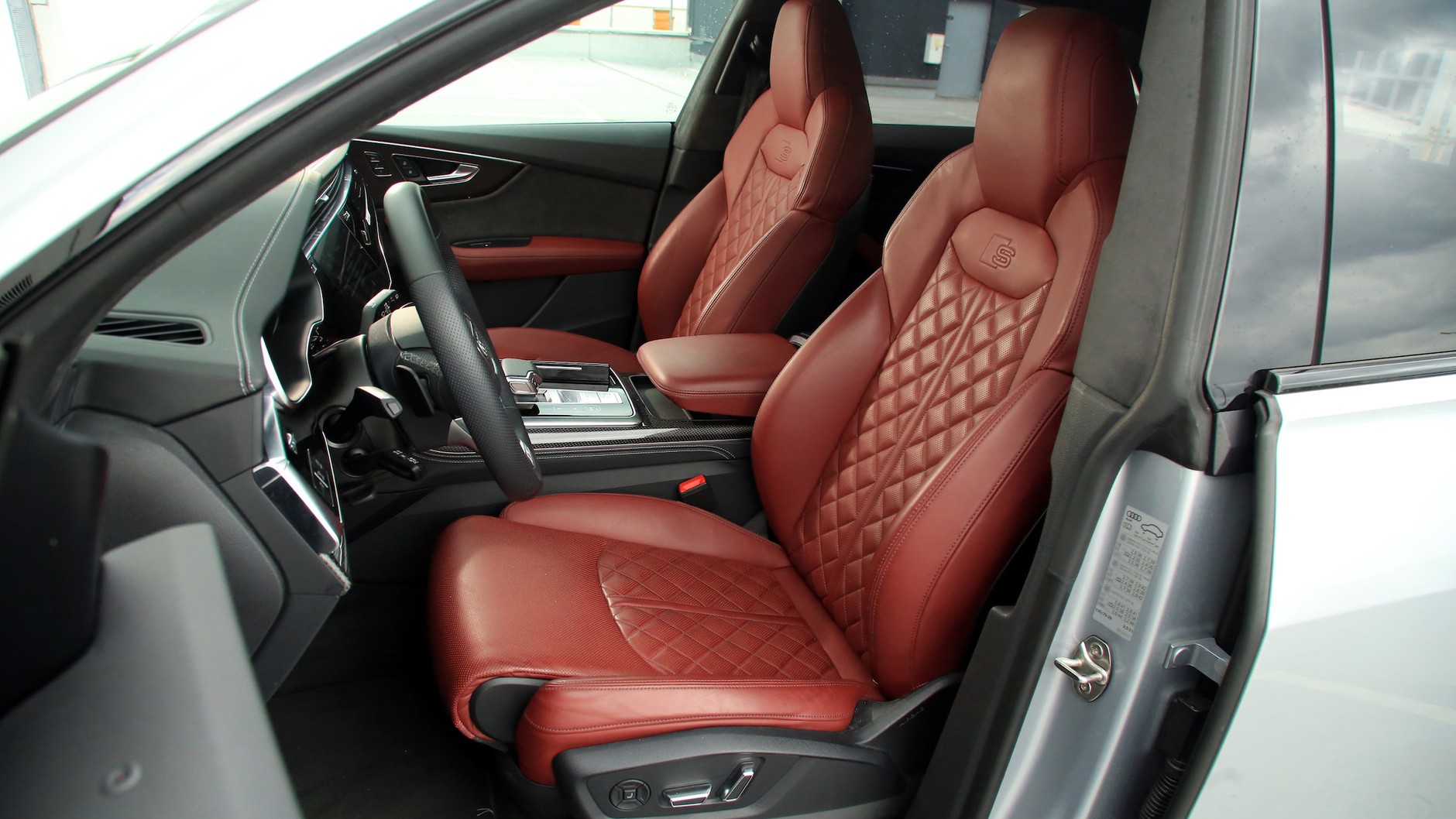 Sportowe fotele mają szeroki zakres regulacji i perfekcyjne trzymanie boczne, a do tego potrafią przyjemnie wymasować