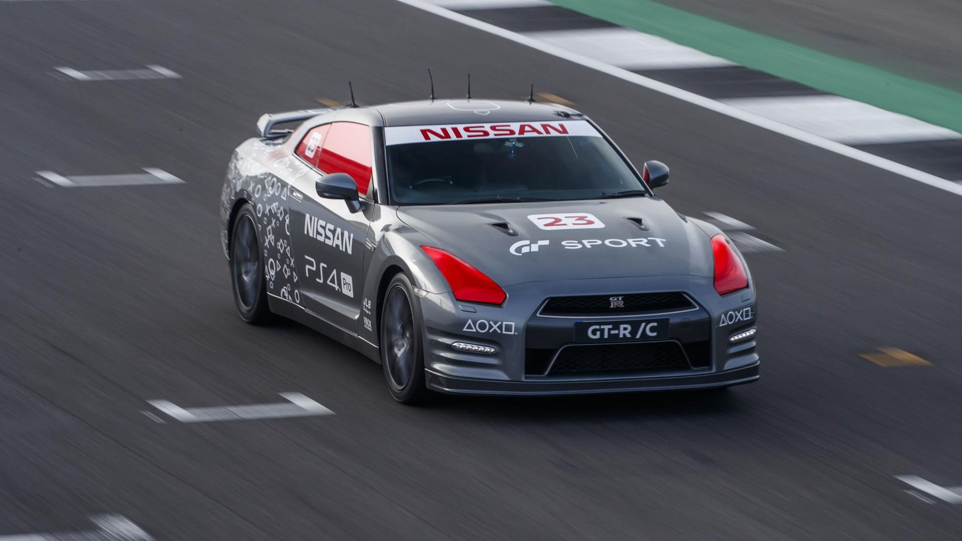 Realny Nissan GT-R sterowany.... padem od PlayStation!