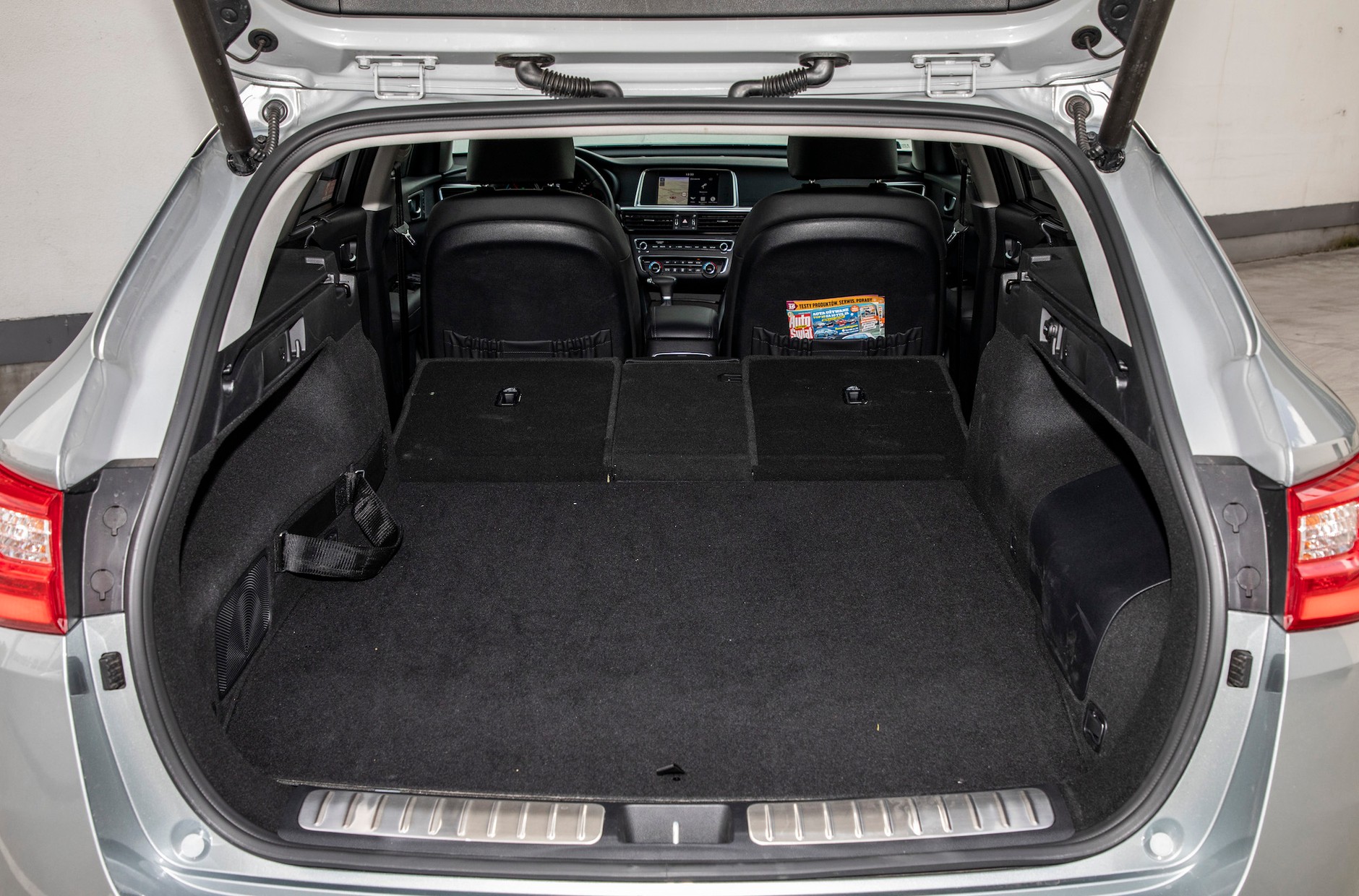 Kia Optima PLug-in Hybrid: bagażnik, pomijając brak miejsca pod podłogą, praktyczny