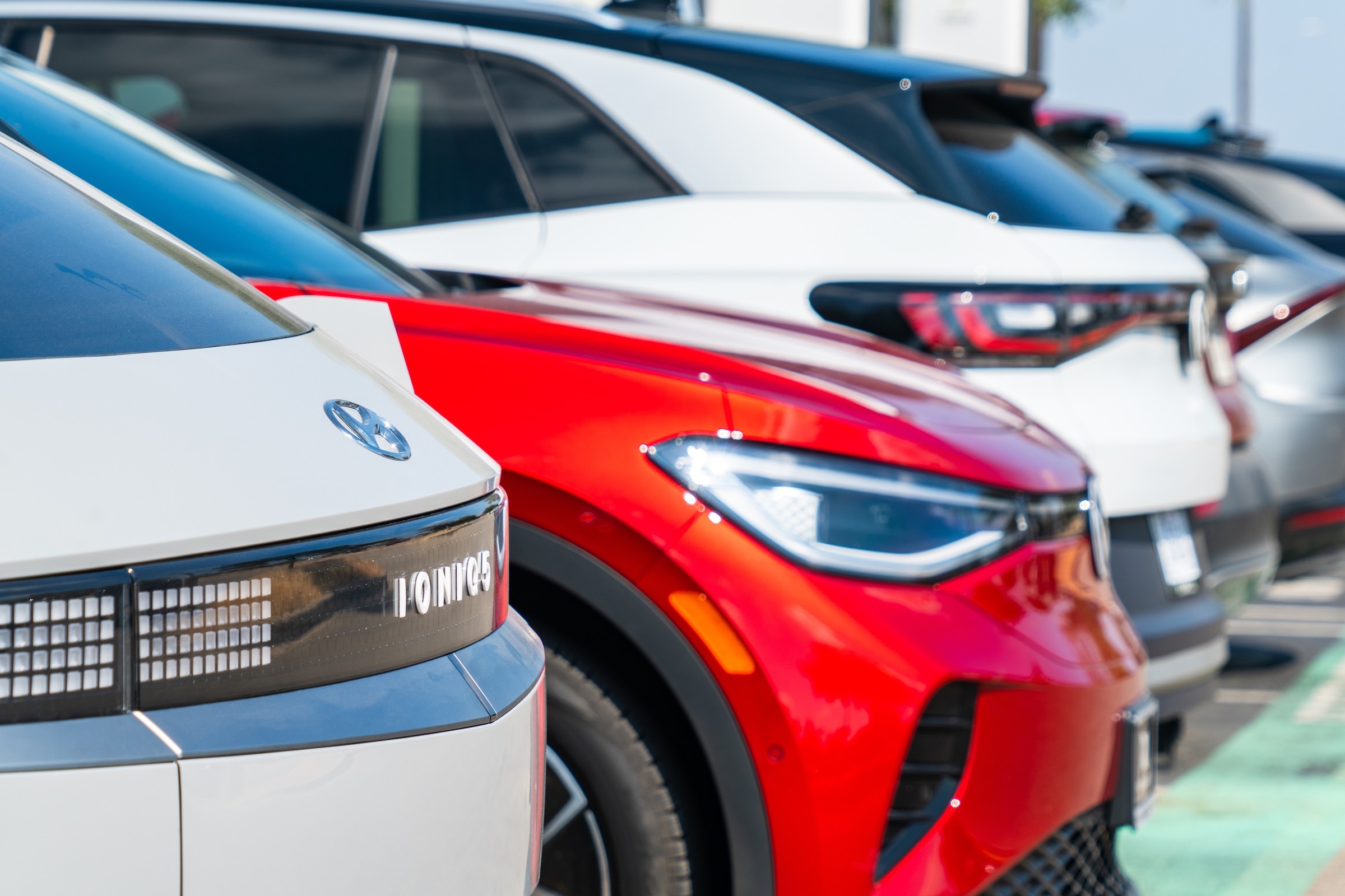 Rynek aut elektrycznych w Polsce tuczy się na dopłatach. Rośnie jak nigdy wcześniej, tylko co potem?