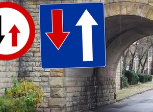 Nawet doświadczeni kierowcy mylą te strzałki. Na zwężeniu decydują o pierwszeństwie