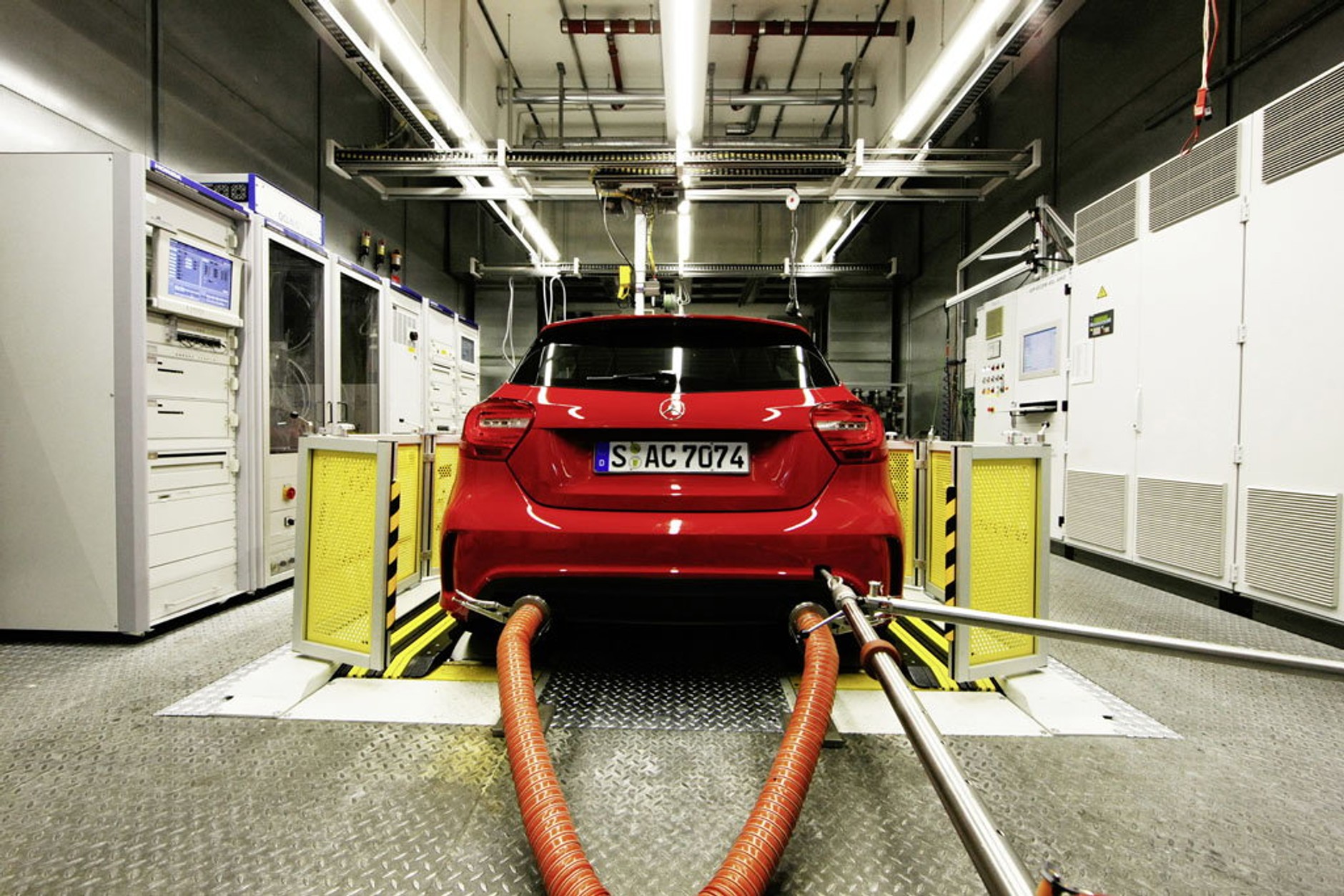 W warunkach laboratoryjnych nowe auta emitują  niewiele toksycznych spalin.