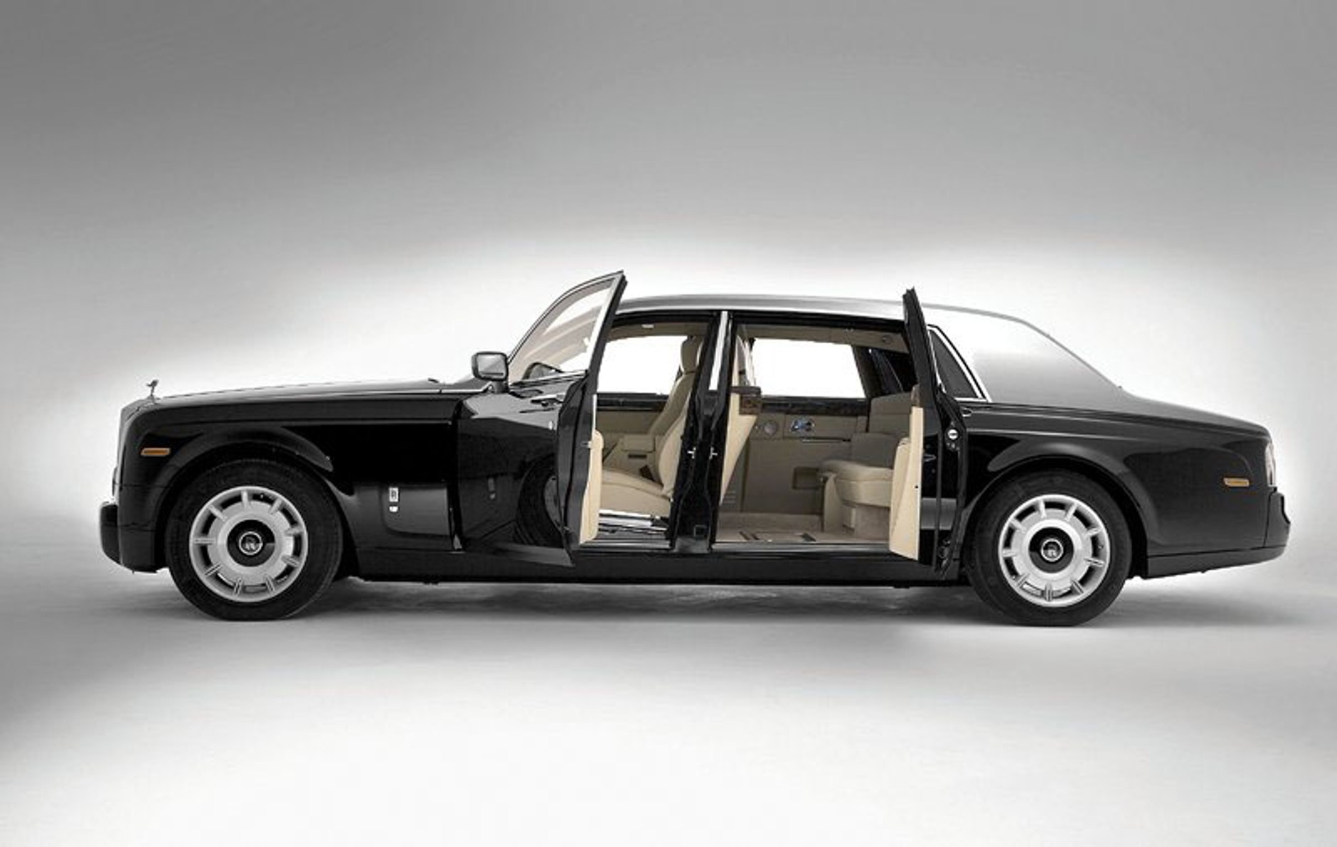 Rolls-Royce: 805 sprzedanych samochodów. Mały Rolls potwierdzony!