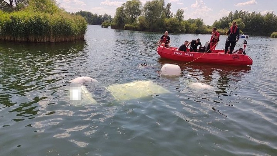 Auto w jeziorze