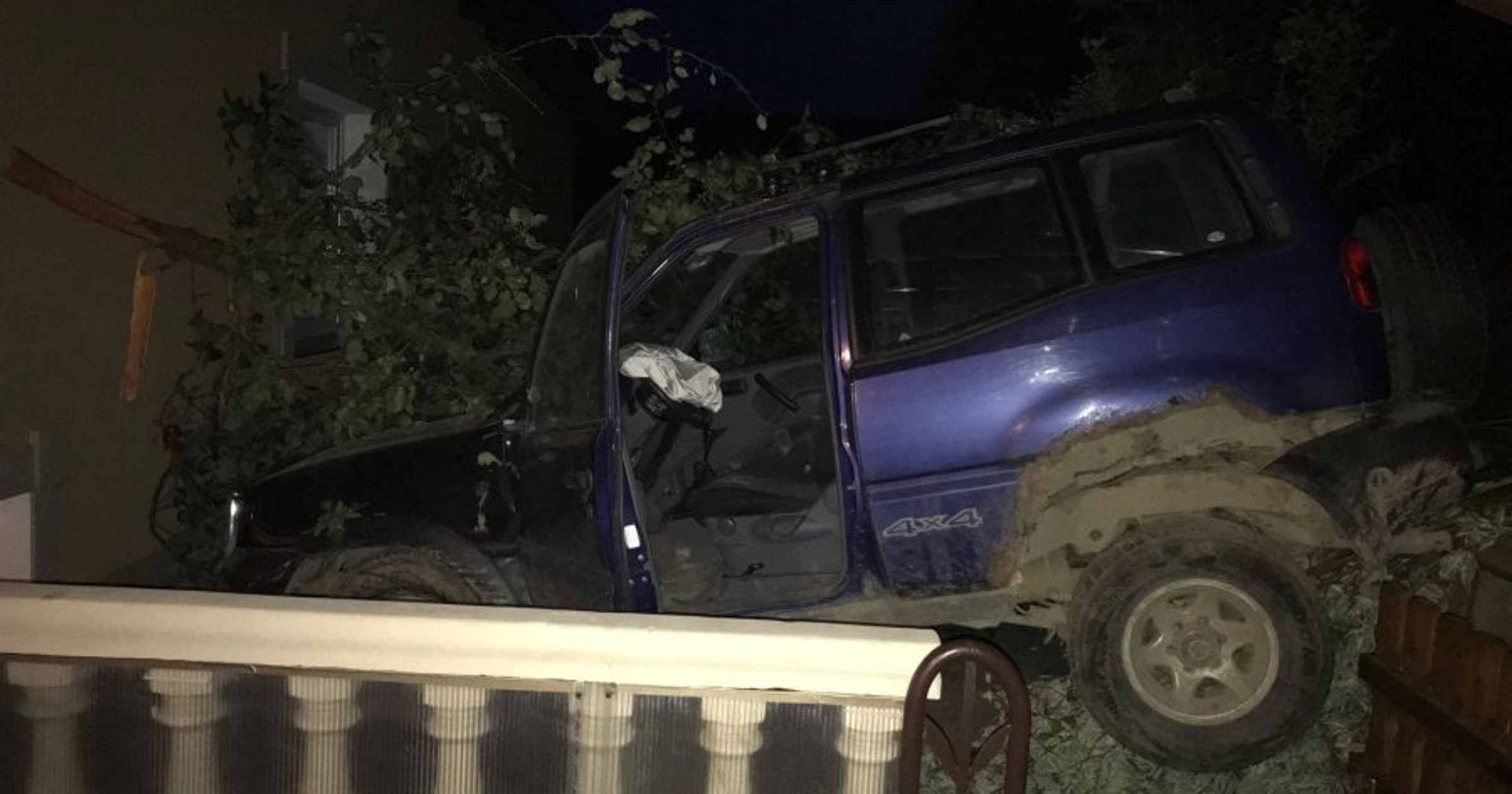 Pijany kierowca Nissanem wjechał na taras domu
