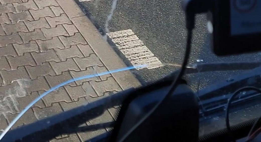 Pęknięta szyba łotewskiego ciągnika siodłowego