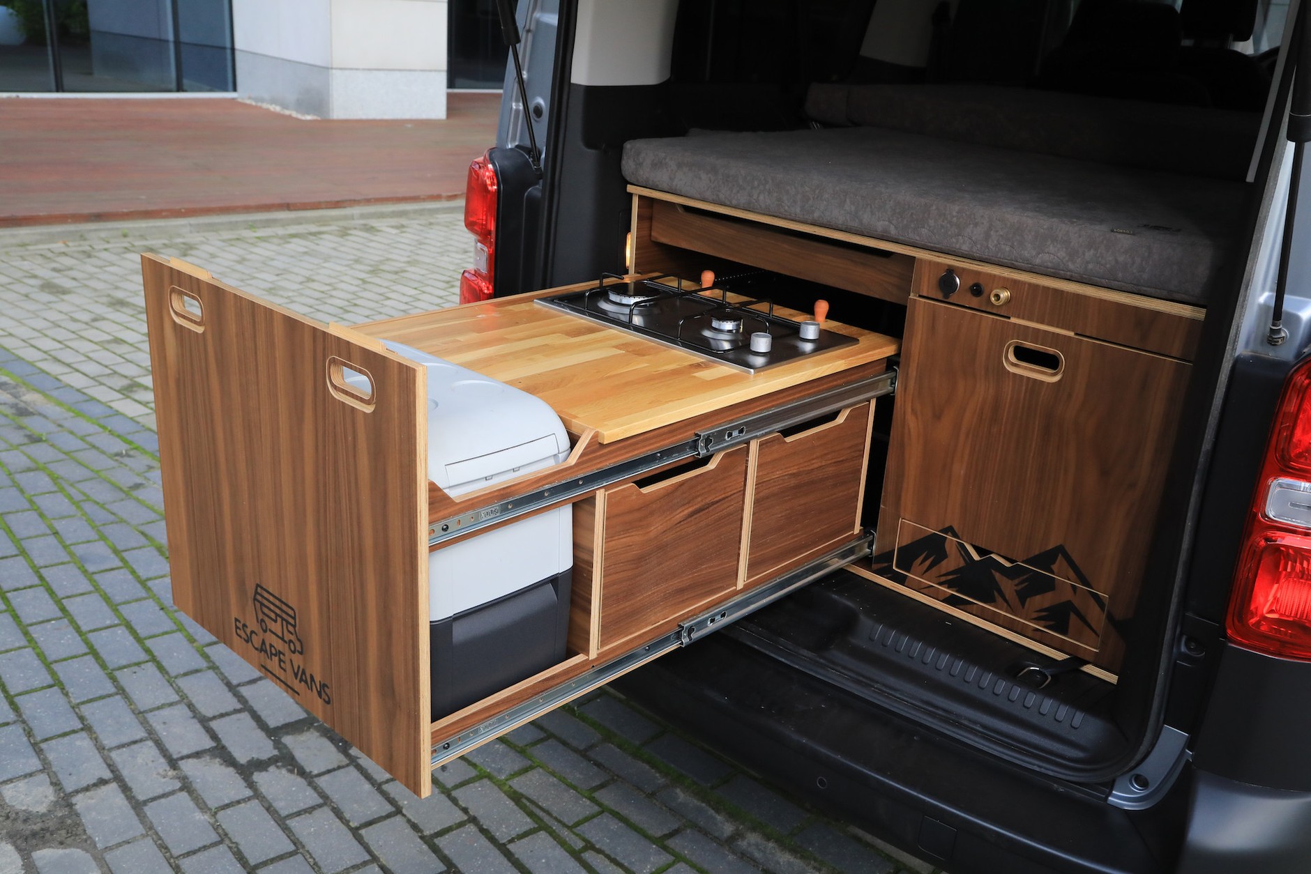 Zestaw kamperowy zamontowany w Toyocie Proace Verso