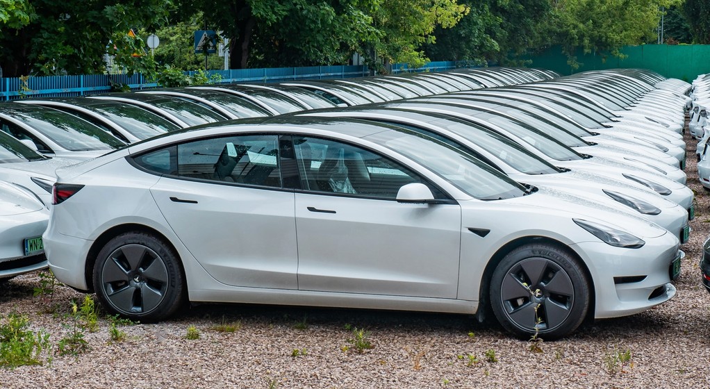 Tesla Model 3 ze stocka. Plac dealerski Tesli