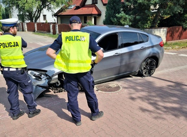 72-latek w BMW odjechał z miejsca kolizji. Policjanci musieli ruszyć w pościg
