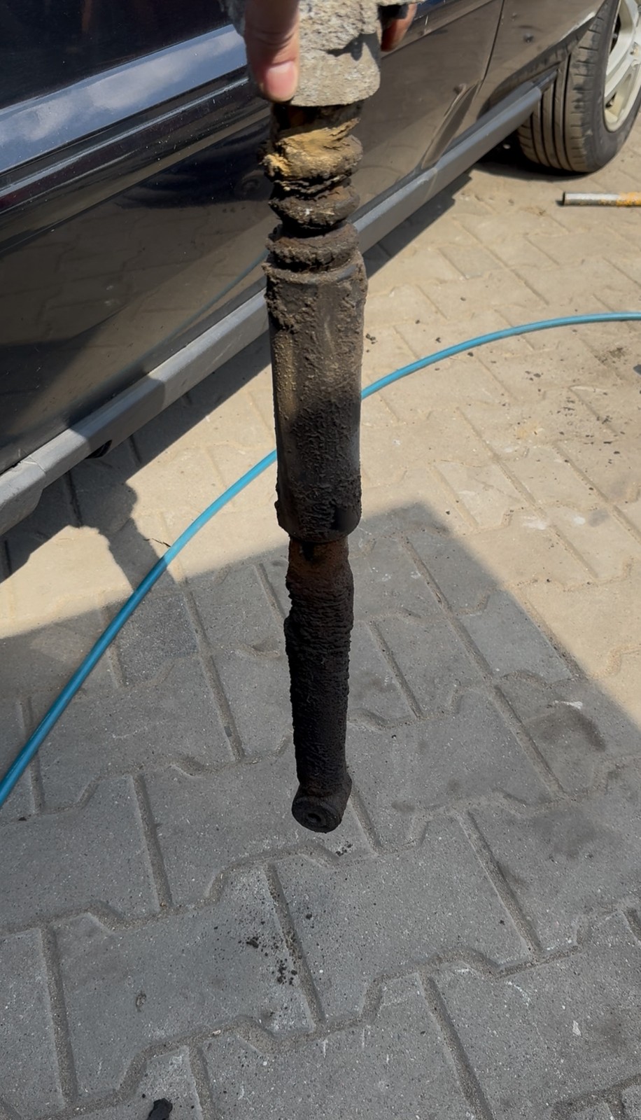 Stare amortyzatory w Fordzie były w stanie agonalnym. Prawdopodobnie pamiętały jeszcze fabrykę