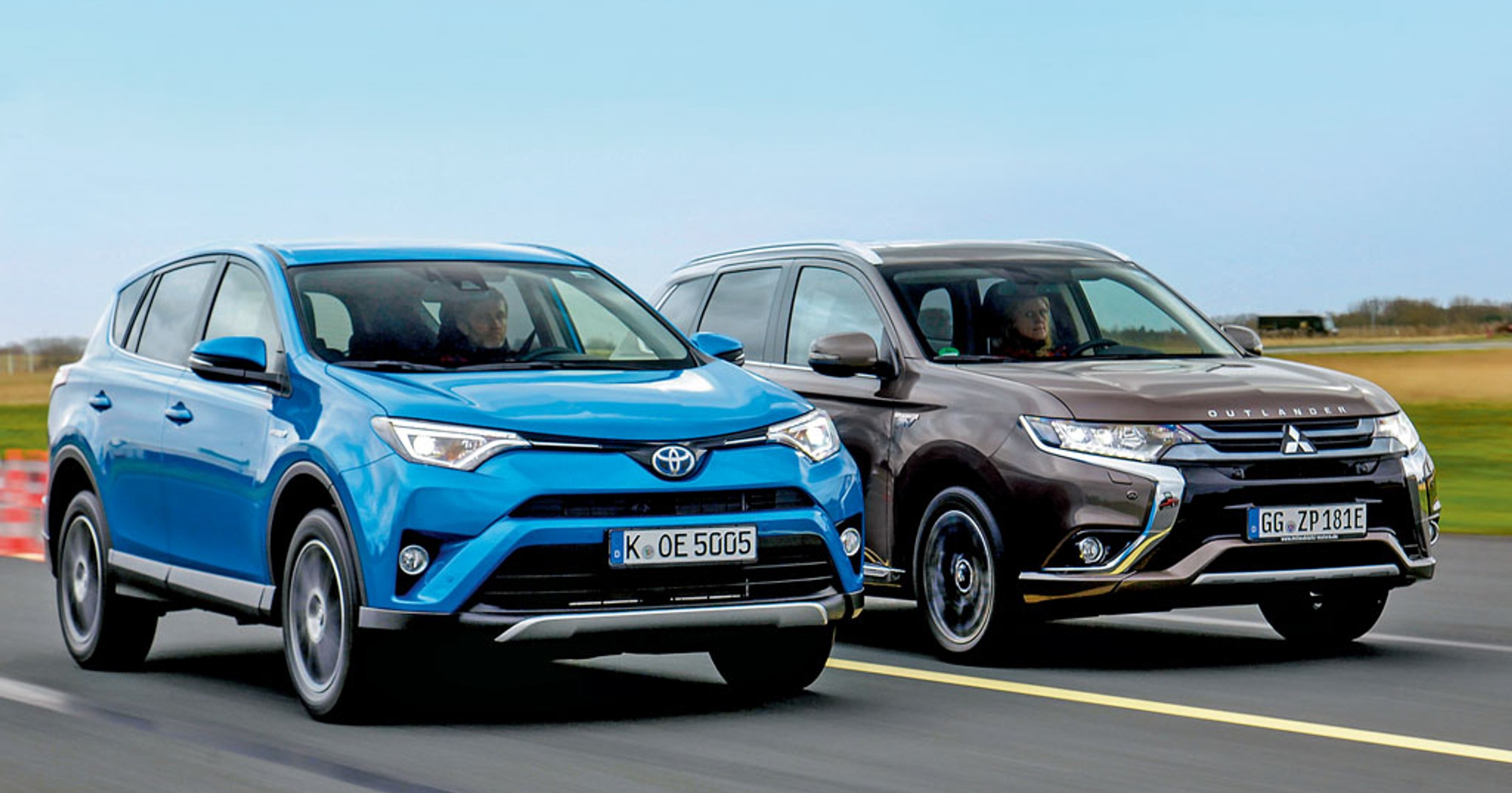 Toyota RAV4 Hybrid kontra Mitsubishi Outlander PHEV - hybrydy z różnych światów